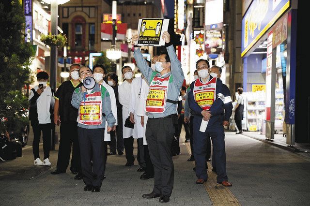 「東京アラート」の発令期間中に、新宿・歌舞伎町で注意喚起する東京都の職員ら＝５日 