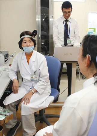 診察する杉浦さん（左）。補聴器調整のため「認定補聴器技能者」（中）が控える＝愛知県大府市の国立長寿医療研究センターで