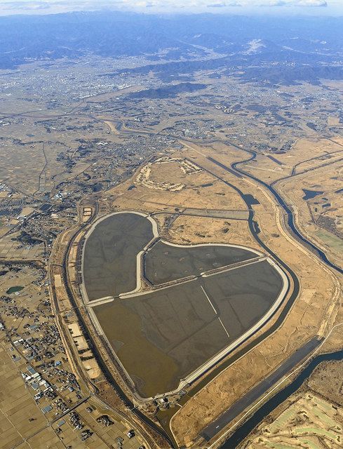 巨大なハート形のチョコレートのように見える干し上げ期間中の谷中湖＝栃木、群馬、埼玉、茨城県の渡良瀬遊水地で、本社ヘリ「おおづる」から 