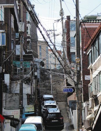 ソウル市麻浦区阿〓洞で、映画に登場した階段。傾斜地にれんが造りのアパートが密集している