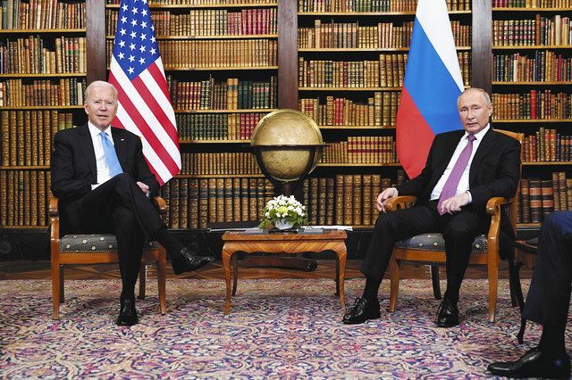 １６日、スイス・ジュネーブで会談するロシアのプーチン大統領（右）とバイデン米大統領＝ＡＰ