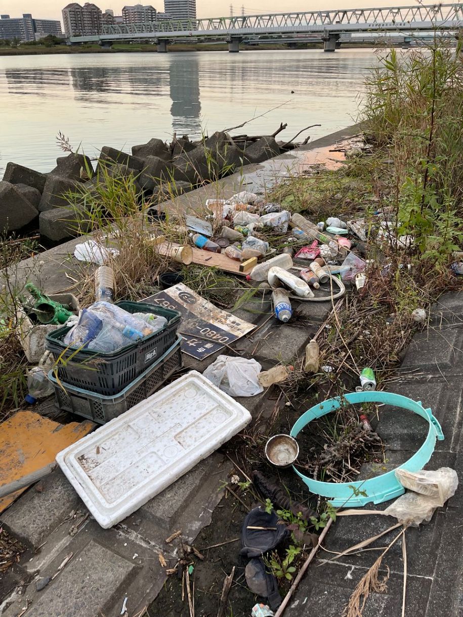 荒川の河川敷のプラスチックごみ＝寺園さん提供