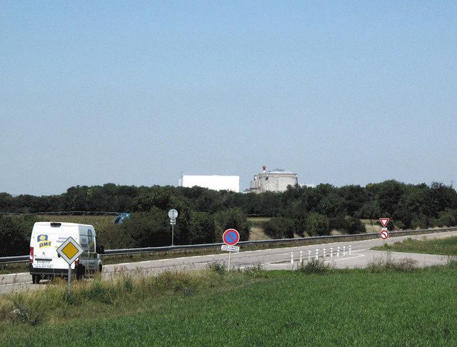 仏北東部フェッセンハイムの農業地帯で8月、廃止を受けて解体を待つ原発