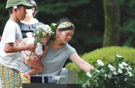 戦没者を思い献花する親子連れら＝１５日、東京都千代田区の千鳥ケ淵戦没者墓苑で
