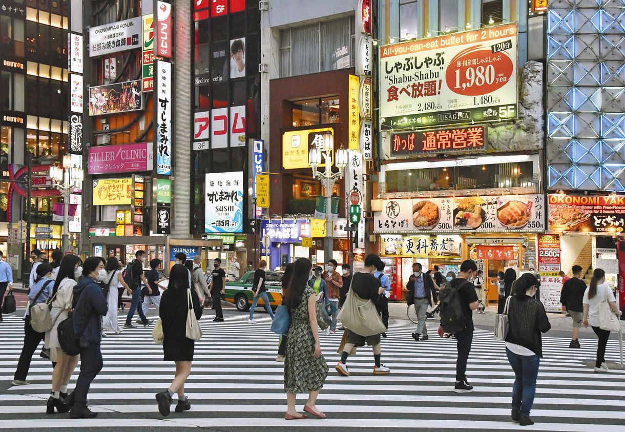 飲食店が並ぶ新宿歌舞伎町の繁華街
