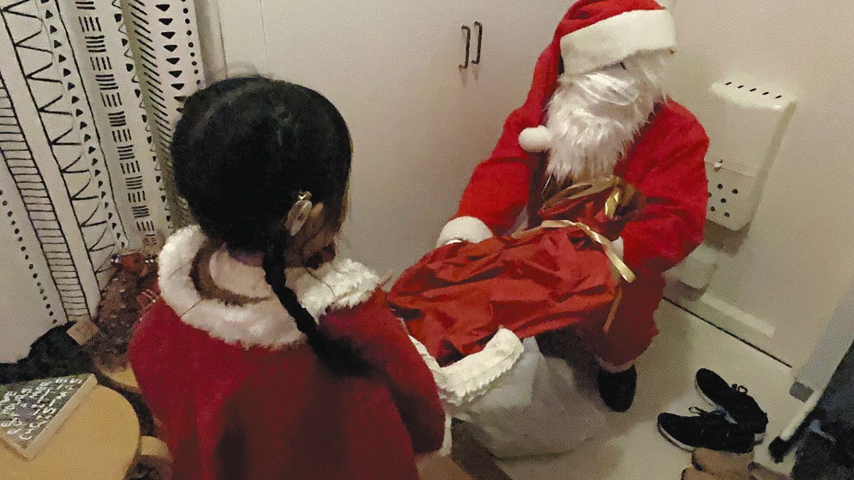 今村翔吾さんが始めた「作家サンタ」…込めた願いは？ 子どもに本を贈る