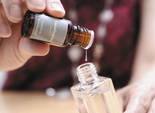 アロマスプレーを作る工程。ユーカリの精油を一滴ずつスプレー容器に注ぐ