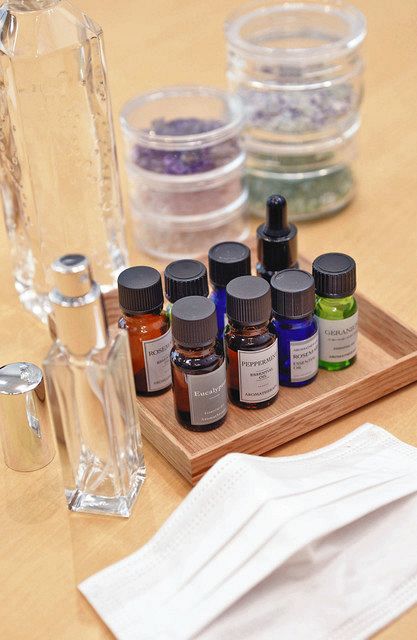 アロマスプレーを作る上で、香りのもとになる精油（中央）など