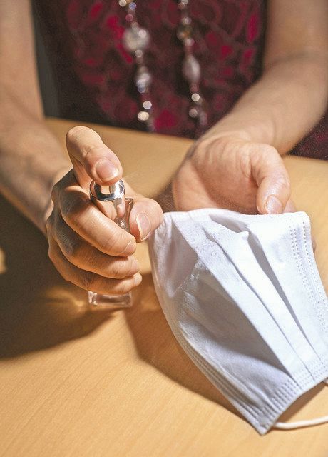 香りがきつくなりすぎないよう、水で薄めた精油をマスクの外側に吹き掛ける 