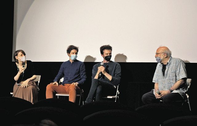 「ヨナグニ」上映後、対談するヴィットーリオ・モルタロッティ監督（中）ら＝新宿区の「新宿Ｋ’ｓ　ｃｉｎｅｍａ」で

