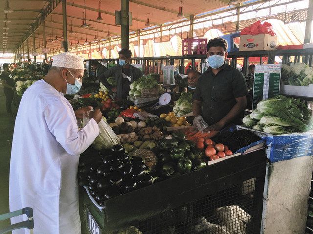 オマーンの首都マスカットにある市場にはイラン産の新鮮な野菜が並ぶ＝いずれも１１月中旬
