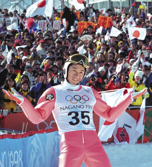 長野五輪の個人前半飛躍で飛距離が伸びず、苦笑いする荻原健司＝1998年2月13日、白馬ジャンプ競技場で