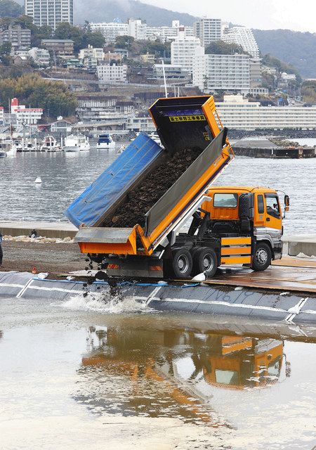 土石流の土砂搬入開始 熱海港の埋め立てに活用：東京新聞デジタル