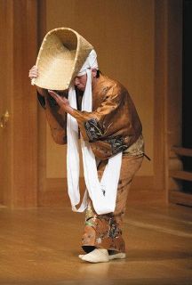 ２０１３年１１月、「箕被」で妻を演じる大蔵千太郎（現大蔵彌太郎）＝国立能楽堂提供