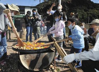 パエリアで収穫の喜びを　沼田市の「収穫祭」で