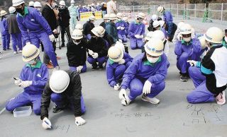 建設中の橋に将来の夢書く　富士で中3卒業イベント