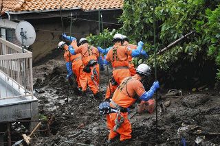 土砂をかきわけながら救助活動に当たる横浜市消防局の隊員（同市消防局提供）
