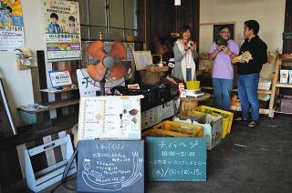 ゲストハウスの軒先で市場に出荷できない野菜が売られている＝千葉県佐倉市で