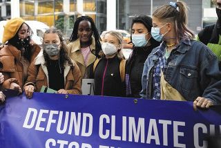 グレタさん「化石燃料への資金提供やめて」　ロンドン金融街での抗議デモに参加　COP26控え英国入り