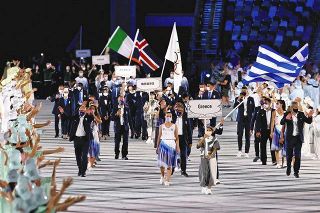 無観客の中、ギリシャを先頭に入場行進する各国の選手団。プラカードは漫画の吹き出しをイメージ＝23日、国立競技場で