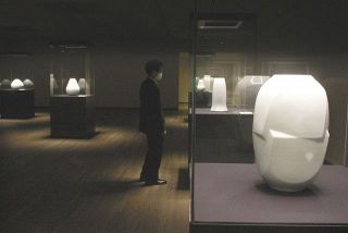薄明かりに浮かぶ「白瓷」　人間国宝・前田昭博さん作品展　熱海・ＭＯＡ美術館
