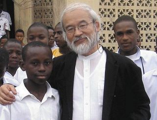 「弟子になりたい」と志願した中学生らと＝２００６年、ナイジェリアで（佐藤洋二撮影）