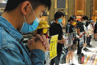３０日、香港中心部の商業施設で国家安全維持法に抗議する人々＝ＡＰ