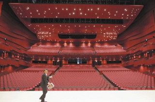 舞台の広さ　国内最大級　高崎芸術劇場　２０日開館前に内覧会