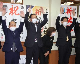 当選し、万歳する畠山さん（左から２人目）＝上尾市の選挙事務所で