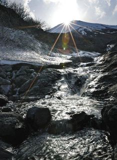 初夏の日差しで雪が解けて流れる「須走まぼろしの滝」と、ダイヤモンド富士　