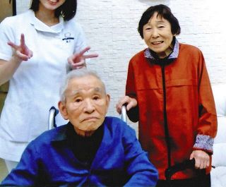 「むかし話」を寄せた福本喜一郎さん（左）とふじさん