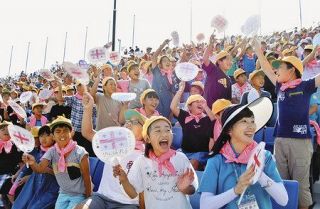 ＜ラグビーＷ杯＞児童ら２万５０００人観戦　熊谷ラグビー場第２戦　飲食街もにぎわう