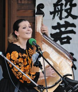 ウクライナの叫びと歌を　同国出身・カテリーナさん　民族楽器「バンドゥーラ」で披露　太田市