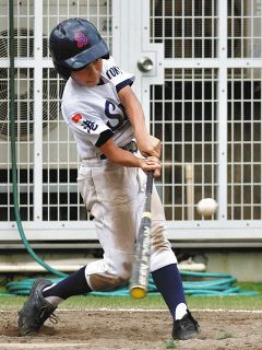 [Photo] ６回表無死二、三塁、右中間に２点適時二塁打を放つ東京サニーズ・桜井恵介
