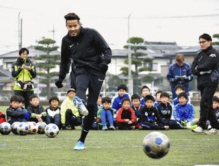 鈴木武蔵選手がサッカー教室　出身地の太田で　「好きな心　忘れずに練習続けて」