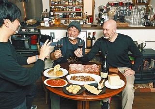 カフェ「アリカ」からイタリア料理を紹介する小山晋さん（中）とアレッシオ・ボネッリさん（右）
