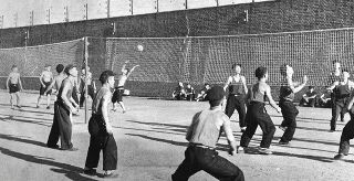 中国の捕虜収容所では野球やバレーボールなどのスポーツが行われていた 