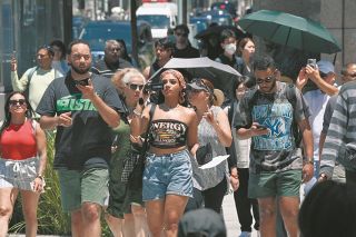 書く人＞実像を浮き彫りに 『岡村昭彦を探して ベトナム戦争を報じた