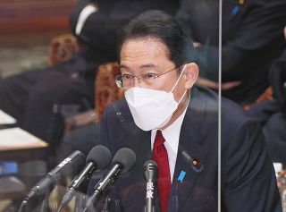 衆院予算委で答弁する岸田首相