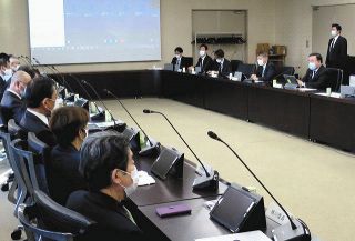 エネルギー基本計画の見直しを議論する会議に出席した委員ら＝１７日、東京・霞が関の経済産業省で