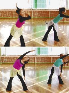 （上）ラジオ体操にある大回転の動き。身体のゆがみを改善し、腰をほぐす効果が期待される　（下）体側を伸ばす運動。リンパ促進、デトックス効果も＝いずれもＤＶＤ「ヨガラジオ体操」から