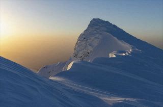 朝日に照らされる雪面の波…美しい曲線描く日本百名山・谷川岳の稜線