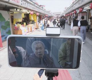 オンラインでスマートフォンの画面に映る星直人さんの祖母ヨシエさん＝東京・浅草で