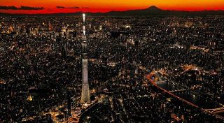 ＜望　～都の空から＞マジックアワーの夕焼け空に浮かび上がる東京スカイツリーと富士山