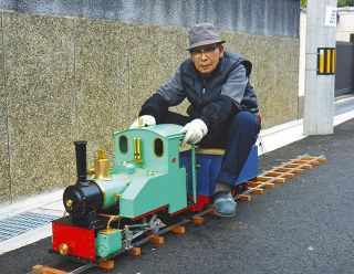 蒸気機関車の模型を作り続けた納田正昭さん（茂さん提供）