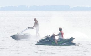 水上バイクが転覆、衝突…「重大事故」相次ぐ　規制の実態は「制限速度なし」「罰則は限定的」