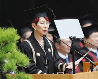 昨年４月、東大の入学式で祝辞を述べる上野千鶴子さん＝東京・日本武道館