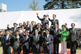 「桜を見る会」で乾杯をする安倍首相（当時、最後列右から2人目）代表撮影