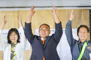 あきる野市長選挙、臼井建さんが初当選　自公推薦の元市議会議長、元市長の父の地盤と中嶋市政継ぐ