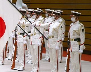 元首相の家族葬に儀仗隊派遣、戦後は安倍氏だけ　実弟・岸防衛相が指示